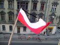 Polska flaga powiewaj?ca na wietrze.