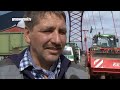 Ein Film von www.graswurzel.tv 2.22min Schnitt Marco Kühne, Kina Meyer Kamera: Marco Kühne, Kina Meyer 31.03.2010 Über drei Stunden blockierten mehr als 30 Trecker der Bäuerlichen Notgemeinschaft die Dömitzer Elbbrücken. Die B 191 ist die Hauptverkehrsader ins Wendland. Sie protestierten damit gegen die Wiederaufnahme der seit zehn Jahren ruhenden und umstrittenen Bauarbeiten im Salzstock Gorleben. Am Dienstag hatte das Bundesamt für Strahlenschutz den Antrag auf Reaktivierung des Rahmenbetriebsplans aus dem Jahr 1983 zur Fortführung der Erkundungsarbeiten am Standort Gorleben gestellt. Das Video bei Graswurzel.tv Als Flash - Video anschauen. (12,86 MB) www.graswurzel.tv Als Quicktime - Video herunterladen. (12,86 MB) www.graswurzel.tv Als Quicktime - Video anschauen. (12,86 MB) www.graswurzel.tv www.graswurzel.tv will komplett unabhängig von herkömmlichen medialen Strukturen arbeiten und informieren. Sie verstehen ihre Arbeit als alternativen Journalismus, der sich die Möglichkeiten der modernen Berichterstattung via Internet zu Nutze macht. Eine möglichst breite Vielfalt ihrer Filme und Fotos ist graswurzel.tv dabei wichtig.