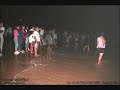 Apresentação fotográfica da comemoração do Banho do Vinte e Nove - costume dos antigos habitantes da Serra de Monchique - uma espécie de romaria que consistia na ida colectiva à praia, no dia 29 de Setembro, acreditando-se que o banho desse dia equivalia a ter-se banhado todos os dias do mês. O transporte da Serra de Monchique até Portimão era feito em carros-de-besta (carroças puxadas por muares) com a viagem a efectuar-se de madrugada a fim de os banhistas estarem na praia antes do alvorecer, tomando, assim, o seu banho - os homens em 'ceroulas, as mulheres em 'combinação' - a coberto dos olhares curiosos e trocistas dos habitantes do Baixo Algarve. Actualmente, numa iniciativa da Junta de Freguesia de Monchique, comemora-se na Praia do Vau, no dia 28 de Setembro à noite, com uma ceia, em que cada um leva a sua comida e a partilha com todos os restantes. À meia-noite, (quase) todos tomam banho no mar.Nota: Na versão original, até 09-04-2008, foi visualizado 449 vezes.