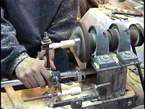 Torno casero - Torno casero con el cual realizo perillas para sellos. Diseño de torno Cleto cuse modificaciones Hector Zelarayan modificacion herramienta de corte en este e...