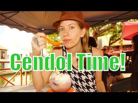 VIDEO: Eating Cendol Dessert in Malacca