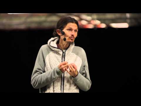 conférence - montage réalisé par Erwan Le Cloarec : http://www.facebook.com/erwancloarecvisuals Voici l'intégralité de l'intervention de Thierry lors de la conférence