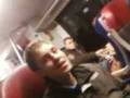 voetballer trapt scheids