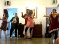 videos de Priya and the bridesmaids do a bollywood dance