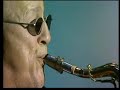 peter maffay - alter mann 2000
original von 1985

songtext:
graues haar auf verbrannter haut
und ein blick, der das eis der antarktis taut
ohne hast
gehst du
deinen weg
dein gep�ck ist die last der vergangenheit
und dein ziel liegt verborgen in der ewigkeit
welche kraft
l��t dich
weiter gehn?

alter mann, sag mir, was du siehst 
welches licht zeigt dir deinen weg
alter mann, la� mich mit dir gehen
ich will sehn wie du, na wie du

dein gesicht ist ein buch, das man nie vergi�t
und dein stolz sagt mir, da� du ungebrochen bist
wie der baum
an den 
du dich lehnst
du hast gl�ck, leid und liebe und den dreck erlebt
und du wei�t, wie die schuld an den h�nden klebt
weiser mann
warum 
bleibst du stumm?

alter mann, sag mir, was du siehst 
welches licht zeigt dir deinen weg
alter mann, la� mich mit dir gehen
ich will sehn wie du, genau wie du

(instrumental)

alter mann, sag mir, was du siehst 
welches licht zeigt dir deinen weg
alter mann, la� mich mit dir gehen
ich will sehn wie du, genau wie du

(instrumental)