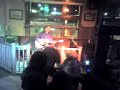 vecchina irlandese che balla in irish pub a melbourne