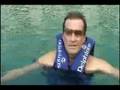 Emmanuel se relaja con delfines en Delphinus Dreams Cancun
