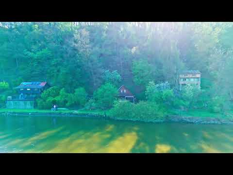 Video Rekreační chata 64 m² s pozemkem 100 m² v Hradištku – loďka přes řeku, energie ze slunce