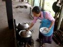 Una cuoca al mercato di Muang Sing  Laos, settembre 2008