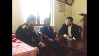 Đồng chí Nghiêm Xuân Cường, Tỉnh ủy viên, Bí thư Thành ủy thăm, tặng quà mẹ Việt Nam Anh hùng Hoàng Thị Nghi