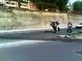 Impennata di un pazzo davanti la scuola Impennata di un pazzo davanti la scuola