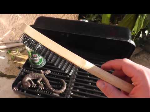 Grillrost reinigen mit normaler Drahtbürste