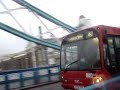 gabriel codo e eu fazendo a travessia da london bridge debaixo de chuva e fazendo comentarios toscos haihai
