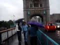 gabriel codo e eu fazendo a travessia da london bridge debaixo de chuva e fazendo comentarios toscos haihai