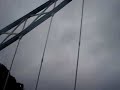 gabriel codo e eu fazendo a travessia da london bridge debaixo de chuva e fazendo comentarios toscos haihai