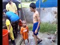 MANDI DI PERIGI DEKAT TANJUNG BALAU.NUAR DAN IZZA BERSAMA ANAK BUAHNYA ..SEGAR AIR NYA SEJUK
