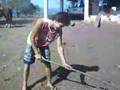 Rhasler capinando