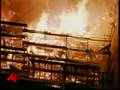 videos de A large building under construction burning to the ground outside of Los Angeles on Tuesday night.