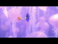 À Procura de/Procurando Nemo: conta a história de Marlin, um peixe-palhaço que perde quase toda a família durante o ataque de um predador (uma barracuda ), e assim, torna-se um pai super-protetor de seu único filho, Nemo. O problema é que tanta proteção acaba envergonhando o peixinho na frente dos colegas, e para provar ao pai que pode se virar sozinho, resolve nadar em mar aberto, quando é capturado por um mergulhador, e levado para Sydney. Decidido a encontrá-lo, Marlin nada por todo o oceano, enfrentando todo tipo de perigo ao lado de Dory, um peixinho-fêmea muito simpático, mas com um grave problema de perda de memória recente. Nesta deliciosa aventura no fundo do mar, todos os tipos de criaturas marinhas dão o ar da graça. Peixes de todas as espécies, cavalos-marinhos, tubarões, águas-vivas, tartarugas, baleias e afins. Todo o colorido da fauna e flora subaquática contagia a tela do cinema e seduz o espectador. A trama, então, se divide: parte do filme acompanha a viagem de Marlin mar afora e outra parte mostra a nova vida de Nemo aprisionado em um aquário em Sydney com seus novos amigos.