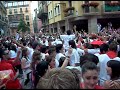 au détour d'une rue, une banda et la foule en liesse