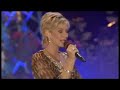 claudia jung - ich kann f�r nichts mehr garantier'n 2007

du bist da und mir kommt's vor, 
die zeit bleibt einfach steh'n.
und ich seh' in deinem blick die sonnte untergeh'n.
wir zwei reden �ber viel, nur �ber eines nicht,
bald kommt die nacht und ich, ich brauche dich.

ich kann f�r nichts mehr garantier'n,
wenn du jetzt bleibst,
wenn du noch l�nger dieses wahnsinnsspiel
mit meiner sehnsucht treibst.
mein herz ist hochempfindlich,
leicht entz�ndlich,
da kann's schnell passier'n,
dass ich in deinem arm den kopf verlier'.

du sagst tschau und gibst mir dann
'nen sanften abschiedskuss.
irgendwas in mir macht klick,
ich hab's ja gleich gewusst.
und ich neh' dich in den arm,
wie's freunde halt so tun,
denk dabei die ganze zeit: was nun?

ich kann f�r nichts mehr garantier'n,
wenn du jetzt bleibst,
wenn du noch l�nger dieses wahnsinnsspiel
mit meiner sehnsucht treibst.
mein herz ist hochempfindlich,
leicht entz�ndlich,
da kann's schnell passier'n,
dass ich in deinem arm den kopf verlier'.

ich hab' mich schon so lang nach dir gesehnt
und kann jetzt sp�r'n,
da brennt ganz genau das gleiche feuer
tief in dir.

ich kann f�r nichts mehr garantier'n,
wenn du jetzt bleibst,
wenn du noch l�nger dieses wahnsinnsspiel
mit meiner sehnsucht treibst.
mein herz ist hochempfindlich,
leicht entz�ndlich,
da kann's schnell passier'n,
dass ich in deinem arm den kopf verlier'.