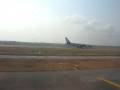 videos de Other flight about to take off ahead of us on Bangkok Aiport runway 1