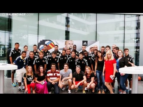 Valencia CF: Gran expectación en la sede adidas por la firma de autógrafos de los jugadores Valencia CF: Gran expectación en la sede adidas por la firma de autógrafos de los jugadores