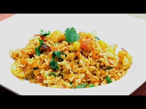 riz - Une recette répandue dans beaucoup de pays asiatiques, le Fried rice ou riz frit. Voici une méthode indienne pour faire cette recette délicieuse et délicatem...