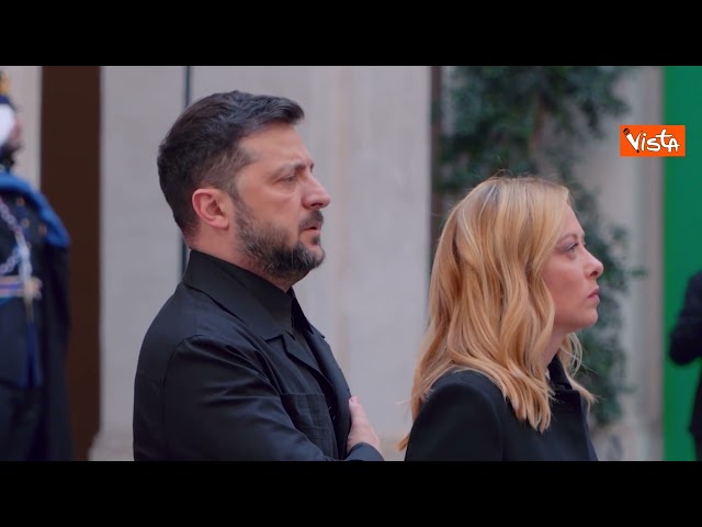 Zelensky canta inno ucraino durante onori militari a Palazzo Chigi con Giorgia Meloni