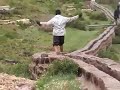 تزلج اليمنيين الوسخين على أمواج الساقية فبعداً لهم وسحقاً .. أخوكم أمير حضرموت