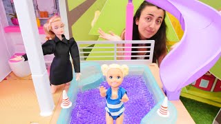 Barbie oyunları Kız soğuk havada havuza girdi! 