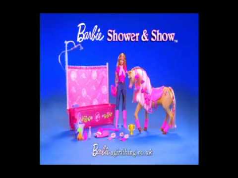 Get Barbie's horse ready for the show! Place the horse in the glitter-pink tub and use the real working shower head with water to reveal pink colour change 