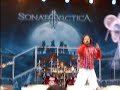Sonata Arctican Tony Kakko laulattaa yleisöä, ' Oi maamme Suomi ' Qstockissa.