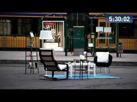 Fényes nappal, Budapesten egy komplett nappalinak lába kél... Elgondolkodtató videó!