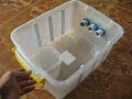 Se describe la fabricación de un filtro para estanque de jardín con materiales fáciles de conseguir y con un costo total muy inferior a los filtros comerciales y por supuesto.. 