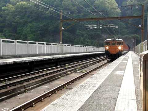 嵯峨野線　１１３系　保津峡駅発車