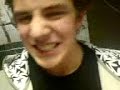 Morten spiser en siris Morten spiser en siris