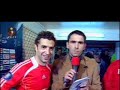 Sim�o ajeita camisa do rep�rter  da TVI