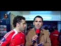 Simão ajeita camisa do repórter da TVI