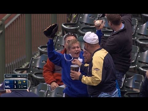 Video: Young fan makes great catch in the stands