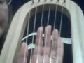 videos de Strumming a lyre with an open drone