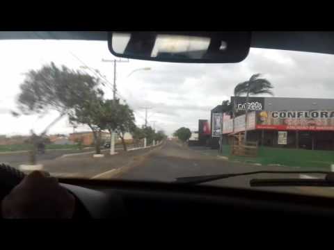 Vendaval antes da chuva desta quarta-feira (02/11) na Av. Coqueiros, em Mineiros (GO).