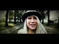 joo s� sanot et m�
oon ihan s�p� ehk�
m� voisin kehitty�
vaihtaa v�rej�
ja s� ottaisit mut
s� oot niin valinnut
sorry mut kun se ei vaan mee niin

kertos�e:
voisin olla kuin muut
punastuu kun s� tuut
nuolla sun viskaamat luut
mut se ei kiinnosta mua
s� olet vain katse jota m� hain
nyt m� meen

joo s� sanot et m�
en osaa pys�hty�
oisin vaan hiljaa
ja v�risev�
jos m� olisin niin
niin m� kelpaisinkin
oi kiitos mut ei, ei se mee niin

kertos�e (2x)

y�t on kauniit tahdon valvoo niist� jokaisen
ja n�hd� meren siell� miss� kuu on punainen

kertos�e (3x)