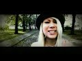 joo s� sanot et m�
oon ihan s�p� ehk�
m� voisin kehitty�
vaihtaa v�rej�
ja s� ottaisit mut
s� oot niin valinnut
sorry mut kun se ei vaan mee niin

kertos�e:
voisin olla kuin muut
punastuu kun s� tuut
nuolla sun viskaamat luut
mut se ei kiinnosta mua
s� olet vain katse jota m� hain
nyt m� meen

joo s� sanot et m�
en osaa pys�hty�
oisin vaan hiljaa
ja v�risev�
jos m� olisin niin
niin m� kelpaisinkin
oi kiitos mut ei, ei se mee niin

kertos�e (2x)

y�t on kauniit tahdon valvoo niist� jokaisen
ja n�hd� meren siell� miss� kuu on punainen

kertos�e (3x)