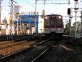 弥刀駅で通過する近鉄電車