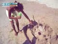 Paqui Peña destroza un castillo de arena (versión alt.)