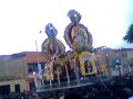 una vida muy surcana


cuando reci�n ten�a 4 a�os, (a�o 1972) viv�a en santiago de surco, a�n entonces rodeado por extensas chacras, y desde donde nos �bamos con hermanos, primos y t�os a pasear por la antigua hacienda san juan lo cual constitu�a todo un maravilloso d�a de campo, cazando insectos, mirando los plant�os, los pajaritos y las vaquitas.

pero sin duda la semana santa era lo que m�s cautivaba mi inocente pero fervorosa y autentica atenci�n. el viernes de dolores con la procesi�n de la virgen dolorosa acompa�ando al se�or de las vi�as, luego el domingo de ramos con la procesi�n del se�or del triunfo montado en su burrita blanca y acompa�ado por san juan evangelista y su inseparable madre la virgen dolorosa eran ineludibles de contar con mi presencia, cargado 