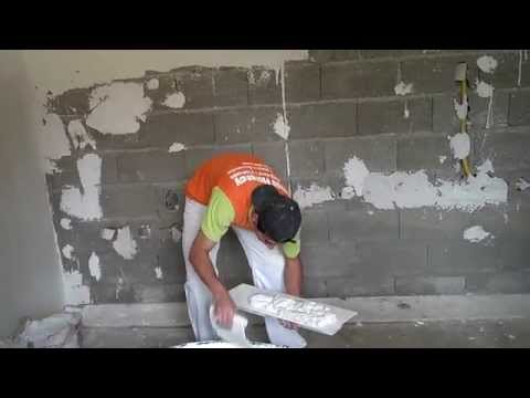 aplicar gesso - Aplicando gesso liso na parede ainda crua (direto no bloco).