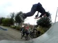 lol! un backflip en passant la caskette entre les jambes! c pas s simple que sa!
