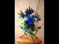 composition de fleurs bleu